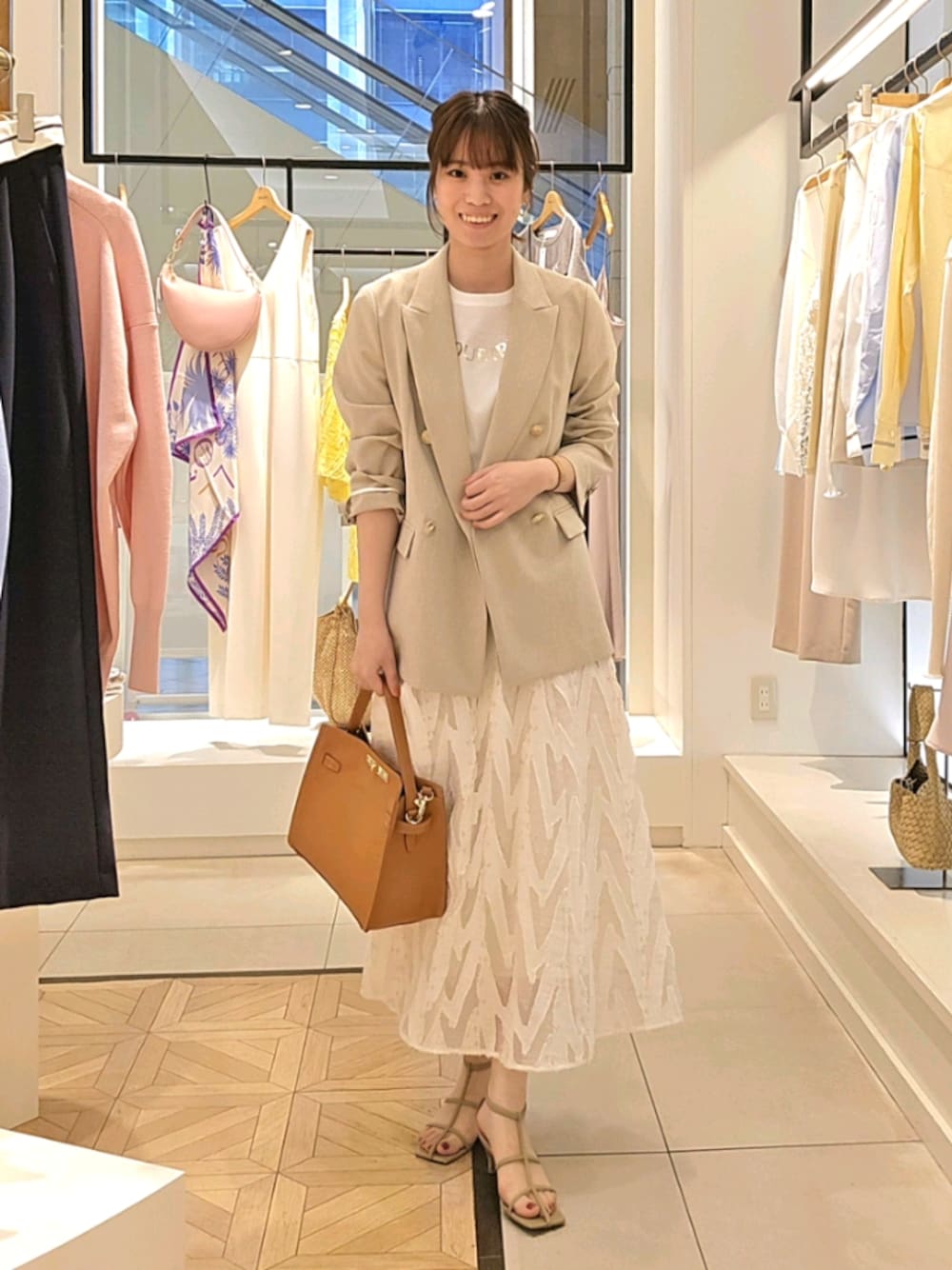 「デートコーデ、休日スタイル、春服コーデ、大人ファッション、きれいめコーディネート、おでかけコーデ、キレイめコーデ、ジャケット、サンダル、Tシャツ、ロゴT、ベージュ、ワントーン」｜「NOLLEY’S Sophiの《セットアップ対応》ウォッシャブルドライダブルジャケット（テーラードジャケット、ベージュ系）」を使った、もーりーさん（レディース・164cm）の春コーディネートの1枚目の写真