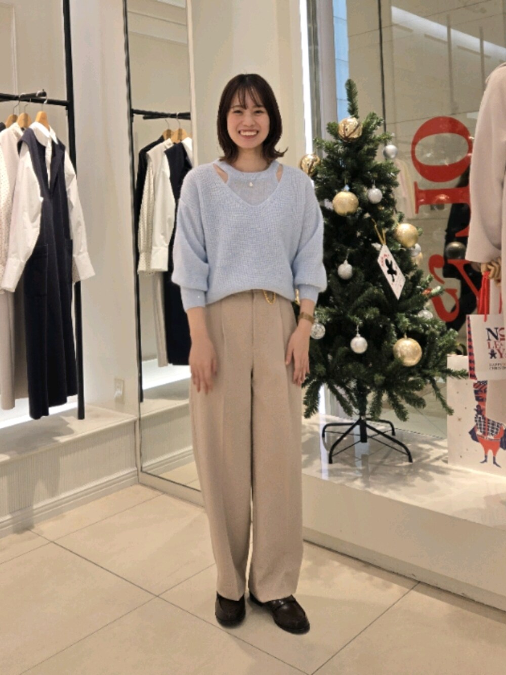 「NOLLEY’S Sophiの《手洗い可能》スパンコールモヘヤレイヤード風プルオーバーニット（ニット/セーター、ブルー系）」を使った、もーりーさん（骨格ウェーブ・レディース・164cm）の冬コーディネートの1枚目の写真