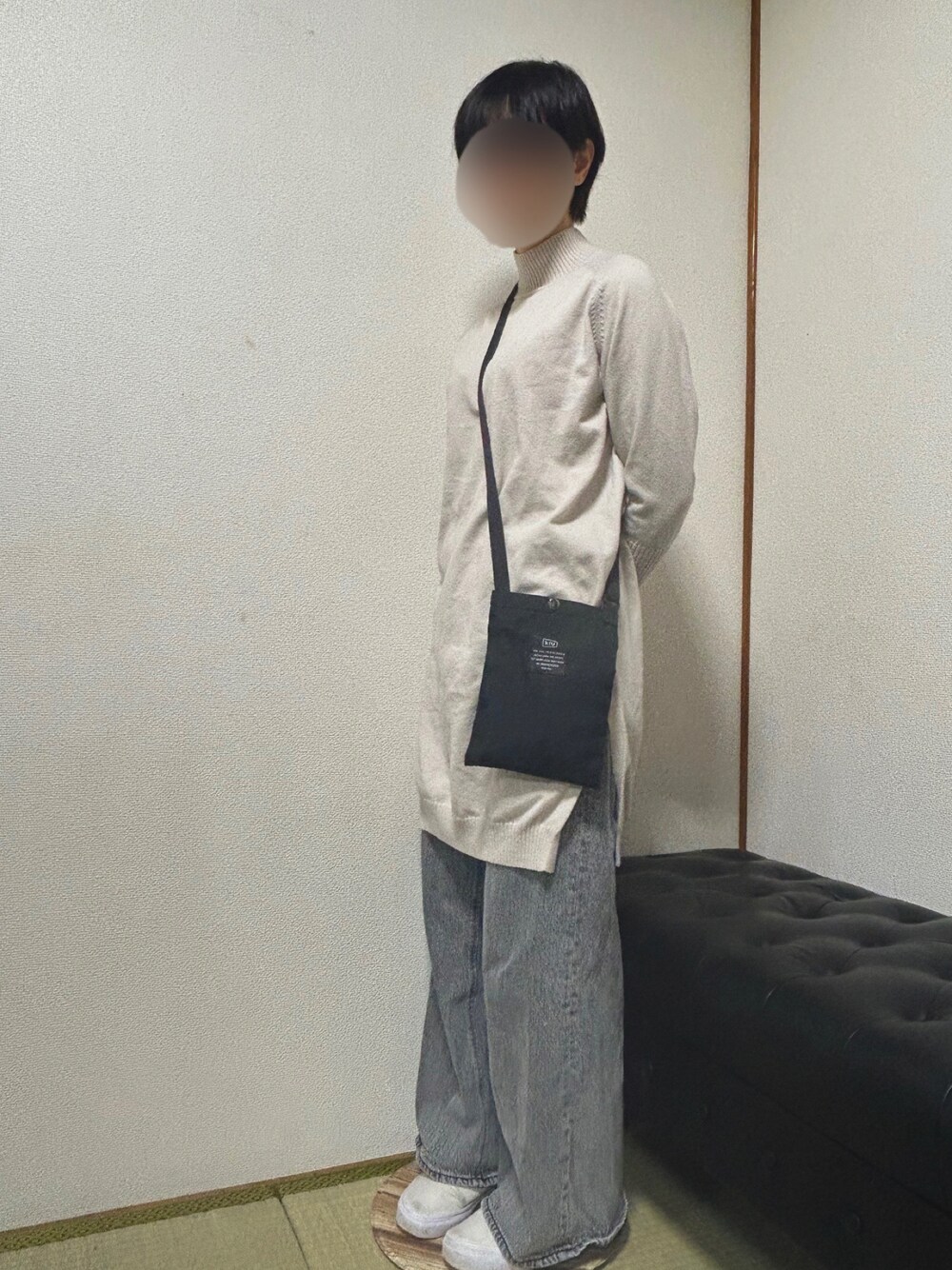 「ニットワンピース、デニムパンツ、スニーカー、シンプルコーデ、モノクロ、ダウンジャケット」｜「GUのミドルライズワイドジーンズ（デニムパンツ、グレー系）」を使った、Kamさん（レディース・160cm）の冬コーディネートの1枚目の写真