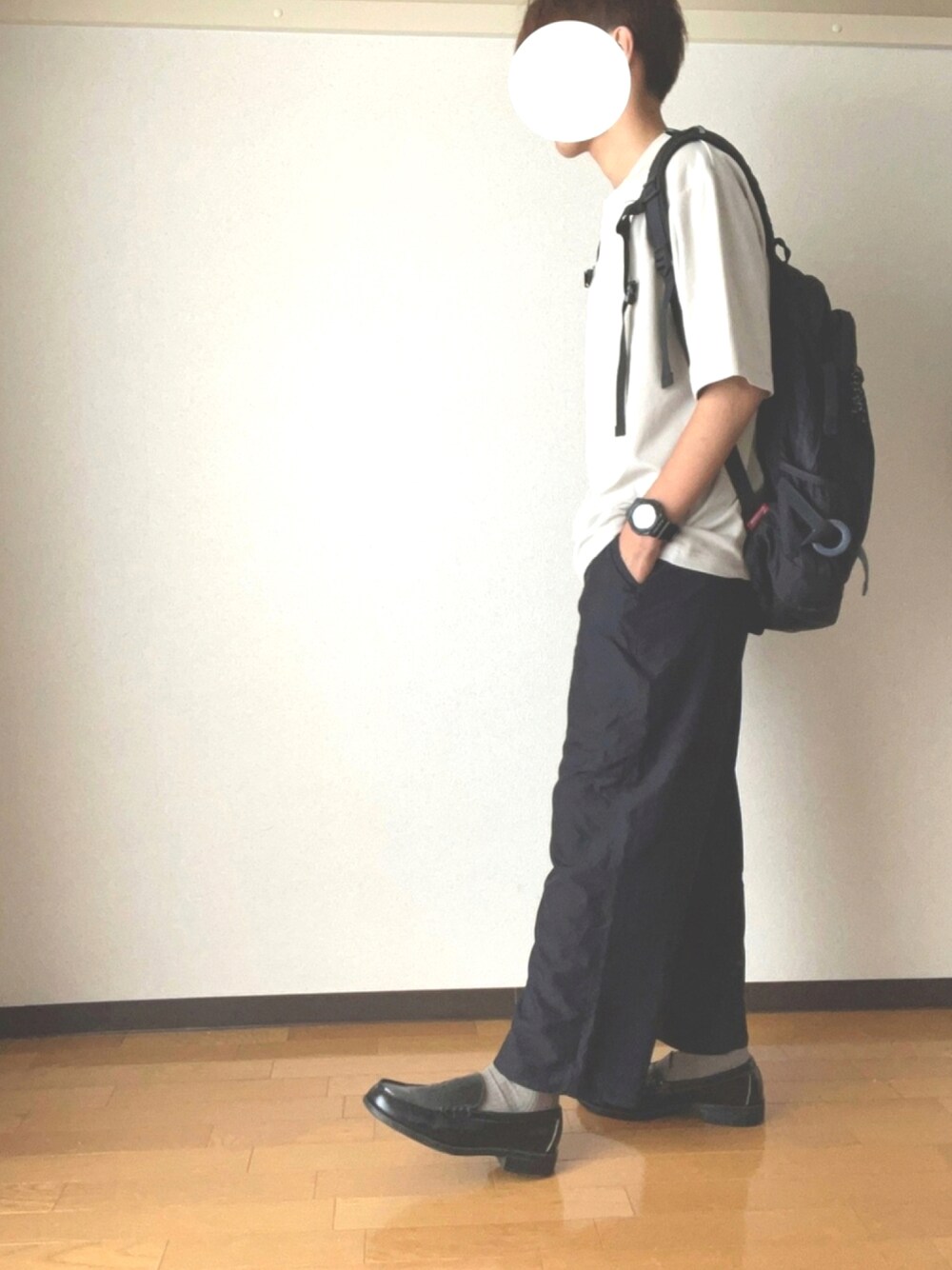ブラック系のその他パンツ、ホワイト系のTシャツ/カットソー、ブラック系のローファーを着用したメンズの夏コーディネートの1枚目の写真