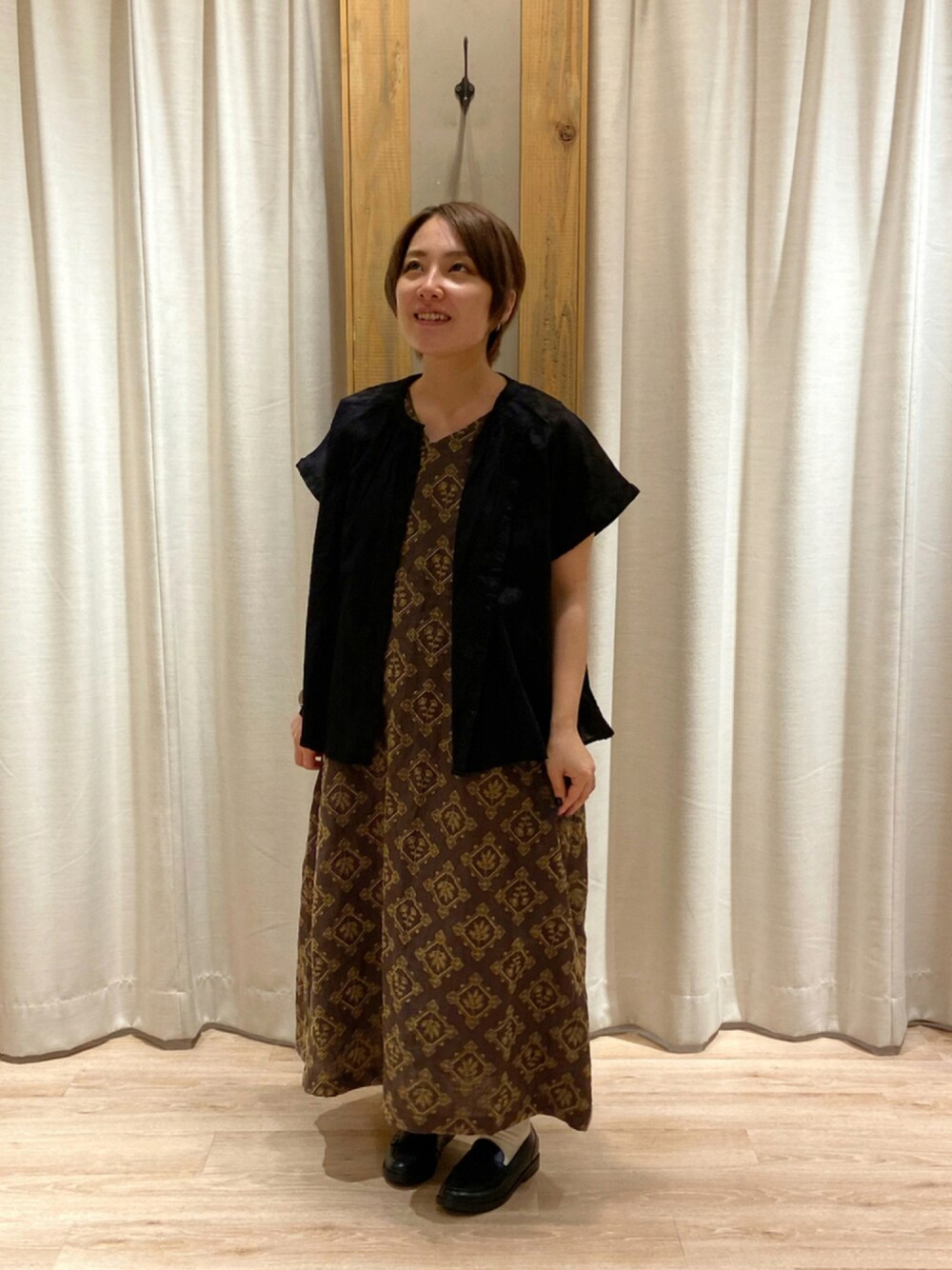 「Samansa Mos2、SM2、ツハル、ワンピース、刺繍ワンピース、デニムコーデ、花柄、ブラウス、低身長、ショートカット、大人コーデ、お出かけコーデ、ロングワンピース、ノースリーブ、初秋コーデ」｜「TSUHARU by Samansa Mos2のお花タイル総刺繍前後着ワンピース（ワンピース、グレー系）」を使った、minponさん（レディース・150cm）の夏コーディネートの1枚目の写真