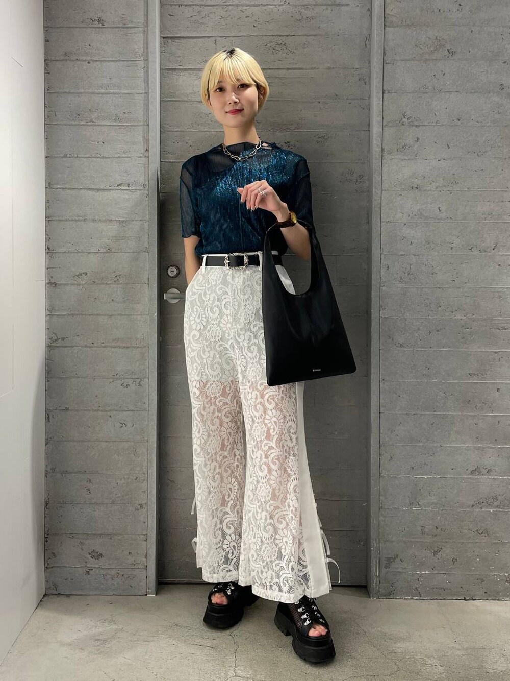 ホワイト系のその他パンツ、ブルー系のTシャツ/カットソー、ブラック系のトートバッグを着用したレディースの夏コーディネートの1枚目の写真