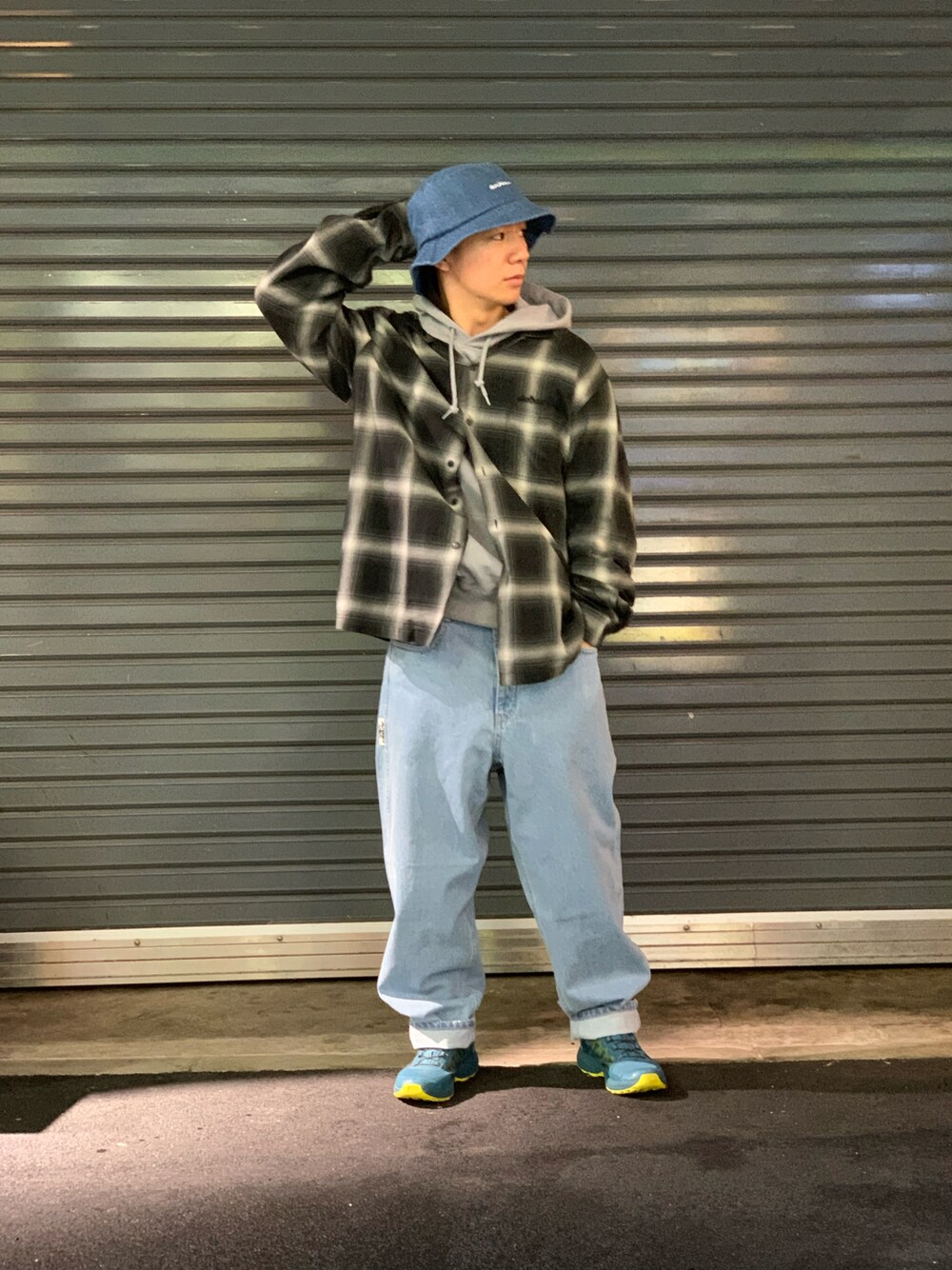 「AVIREX、SCHOTT、パーカー、重ね着、チェックシャツ、シャツスタイル、バケハ、ジーンズ、青、ブルー、春コーデ、はるコーデ、バケットハット、ファッションの力を信じよう」｜「AVIREXのWIDE TAPERD JEANS / ワイド テーパード ジーンズ / AVIREX / アヴィレックス（デニムパンツ、その他）」を使った、INOUEさん（メンズ・164cm）の冬コーディネートの1枚目の写真