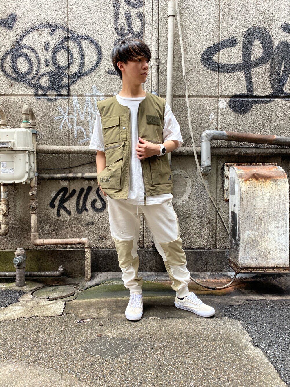 「AVIREX、カジュアル、大人カジュアル、秋のコーデ、秋コーデ、ホワイトコーデ、ベスト、カーキ、白Tシャツ、白パンツ、ホワイト、低身長コーデ、低身長、ストリート、ファッションの力を信じよう」｜「AVIREXの【AVIREX FLYER'S】トラック パンツ/TRACK PANTS/AF/アヴィレックス/AVIREX（その他パンツ、ホワイト系）」を使った、INOUEさん（メンズ・164cm）の夏コーディネートの1枚目の写真