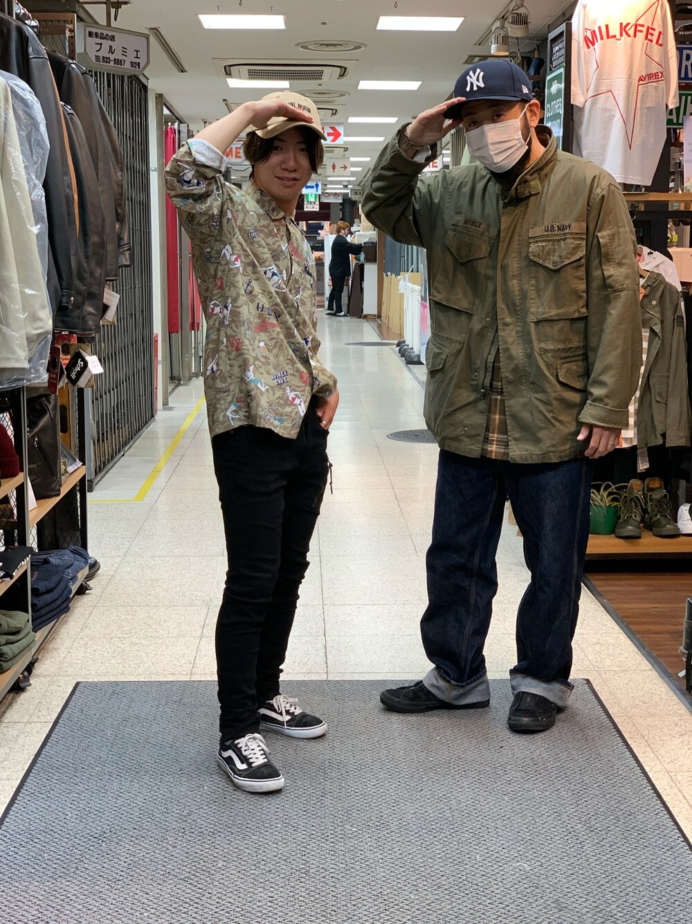 「AVIREX、SCHOTT、春服、春コーデ、メンズコーデ、低身長コーデ、キャップ、柄シャツ、シャツ、黒、黒スキニー、スキニー、ファッションの力を信じよう」｜「AVIREXのケーブ キャップ / CAVE CAP / アヴィレックス / AVIREX（キャップ、グリーン系）」を使った、INOUEさん（メンズ・164cm）の春コーディネートの1枚目の写真