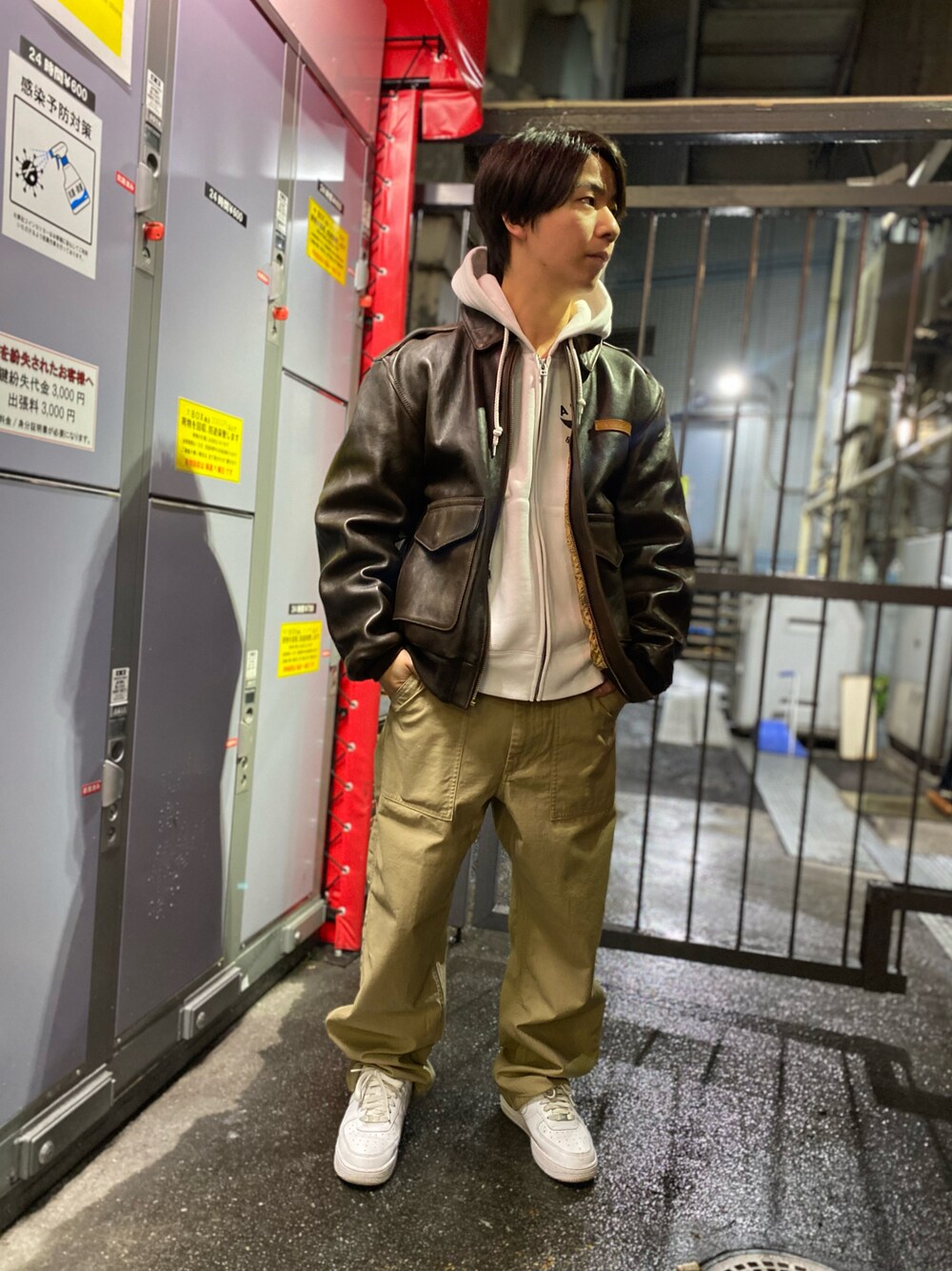 「カジュアル、メンズファッション、ストリートコーデ、レザージャケット、レザー、ベージュ、シンプル、ミリタリー、ミリタリージャケット、ラムレザー、ブラウン、茶色、アメカジ、アメカジコーデ、ファッションの力を信じよう」｜「AVIREXのアイテム（パンツ、ベージュ系）」を使った、INOUEさん（メンズ・164cm）の冬コーディネートの1枚目の写真