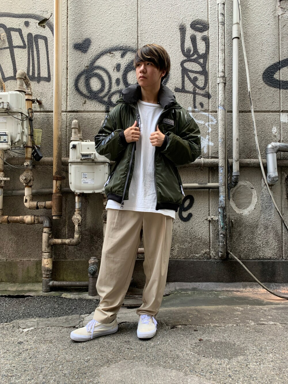 「AVIREX、ストリート、カジュアル、ビッグシルエット、ミリタリー、低身長、白Tシャツ、ジャケット、カーキ、カーキアウター、ベージュパンツ、ファッションの力を信じよう」｜「AVIREXのエアロゲル ジャケット/AEROGEL JACKET/アヴィレックス/AVIREX（ブルゾン、グリーン系）」を使った、INOUEさん（メンズ・164cm）の秋コーディネートの1枚目の写真