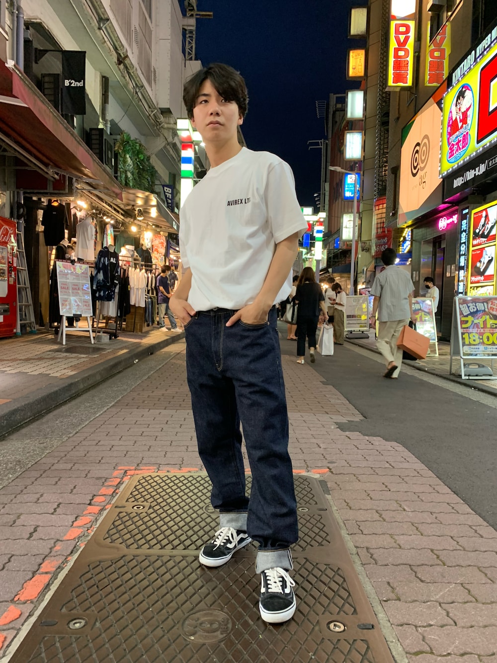 「AVIREX、SCHOTT、夏コーデ、メンズコーデ、シンプルコーデ、シンプル、低身長コーデ、低身長、ストリート、白Tシャツ、デニム、Tシャツ、デニムパンツ、ファッションの力を信じよう」｜「schottの【直営限定】Schott/ショット/SELVEDGE DENIM PANTS/セルビッチ デニムパンツ（デニムパンツ、ブルー系）」を使った、INOUEさん（メンズ・164cm）の夏コーディネートの1枚目の写真