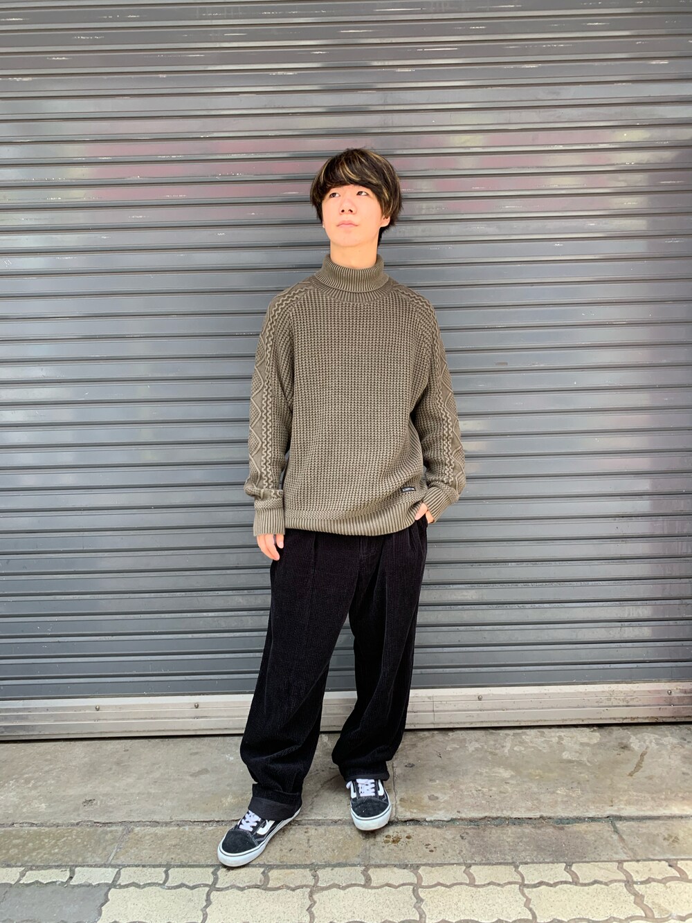 「SCHOTT、秋のコーデ、秋コーデ、シンプル、カジュアル、カジュアルコーデ、オトナカジュアル、大人コーデ、きれいめカジュアル、ベージュコーデ、ニット、黒パンツ、ファッションの力を信じよう」｜「schottのアイテム（ニット/セーター、ベージュ系）」を使った、INOUEさん（メンズ・164cm）の秋コーディネートの1枚目の写真