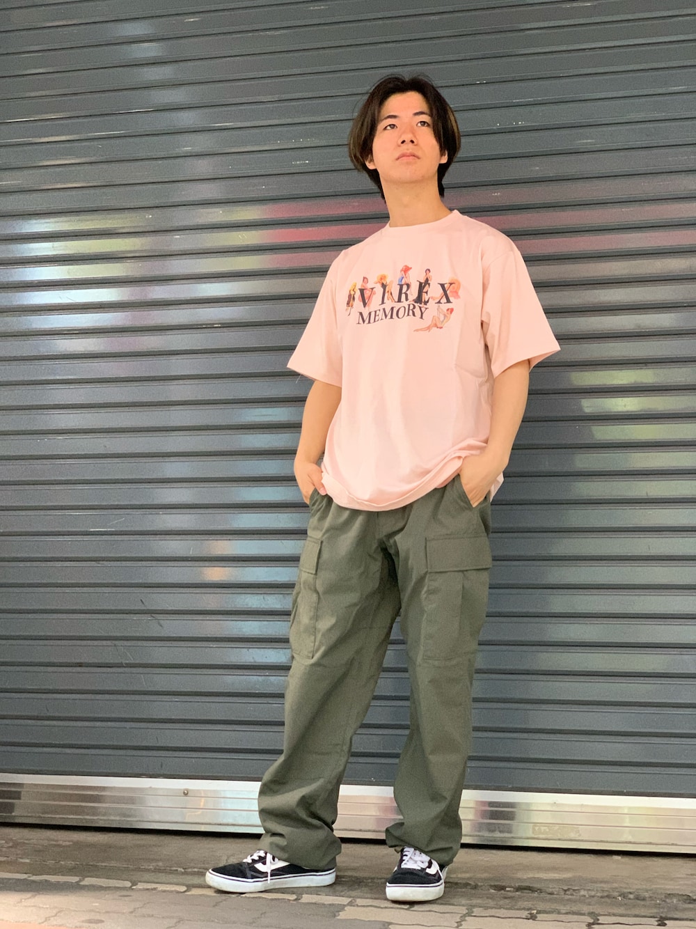 「AVIREX、春夏コーデ、夏コーデ、夏、シンプルコーデ、低身長、低身長コーデ、パステルカラー、ピンク、カーゴパンツ、カーキ、カーキパンツ、ファッションの力を信じよう」｜「AVIREXのガールズ＆ロゴ Tシャツ/GIRLS & LOGO T-SHIRT / アヴィレックス / AVIREX（Tシャツ/カットソー、ピンク系）」を使った、INOUEさん（メンズ・164cm）の春コーディネートの1枚目の写真