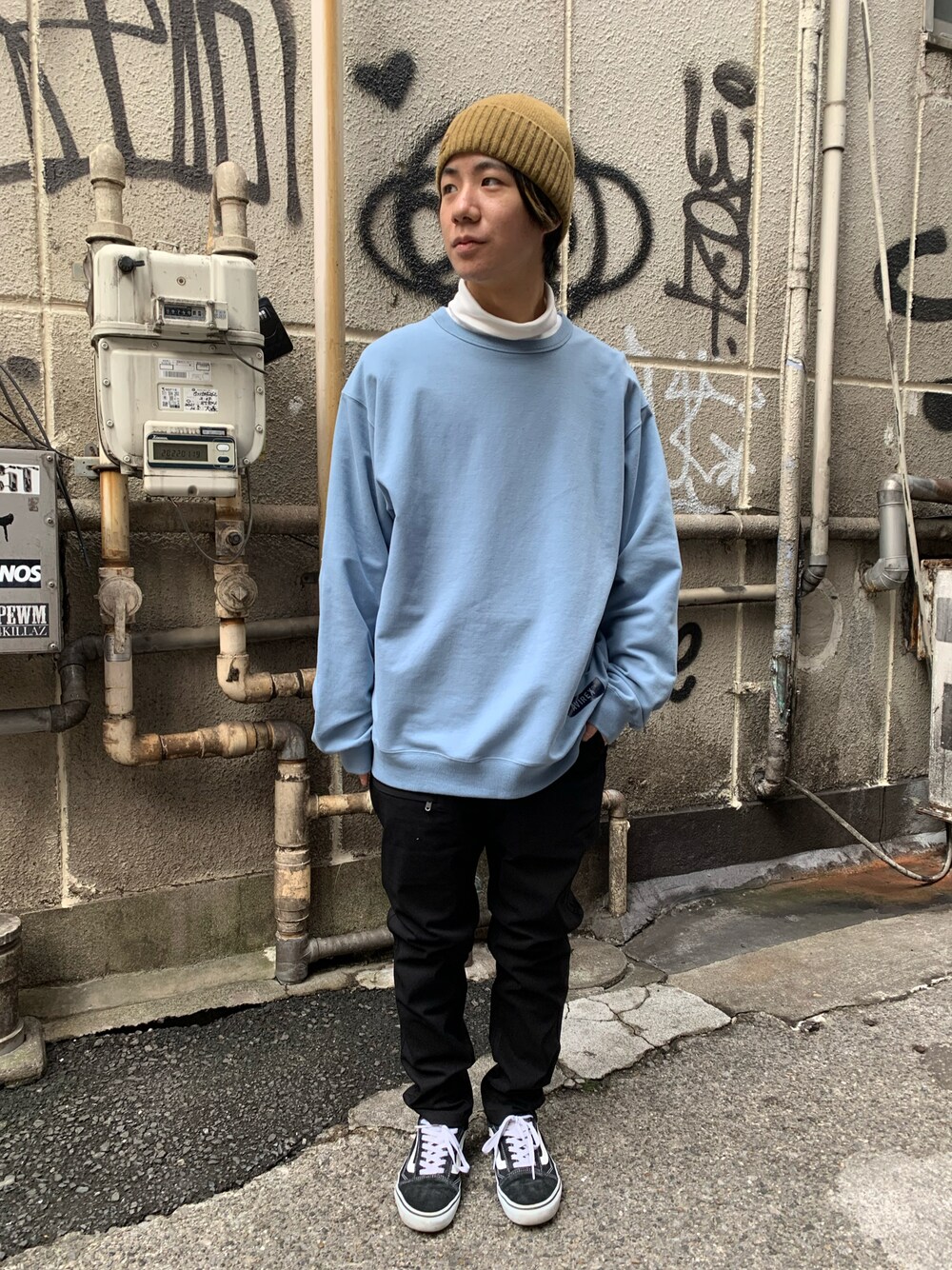 「AVIREX、SCHOTT、シンプル、シンプルコーデ、パステルカラー、重ね着、ブルー、黒、黒パンツ、スウェット、タートルネック、ファッションの力を信じよう」｜「AVIREXのアイテム（パンツ、ブラック系）」を使った、INOUEさん（メンズ・164cm）の冬コーディネートの1枚目の写真