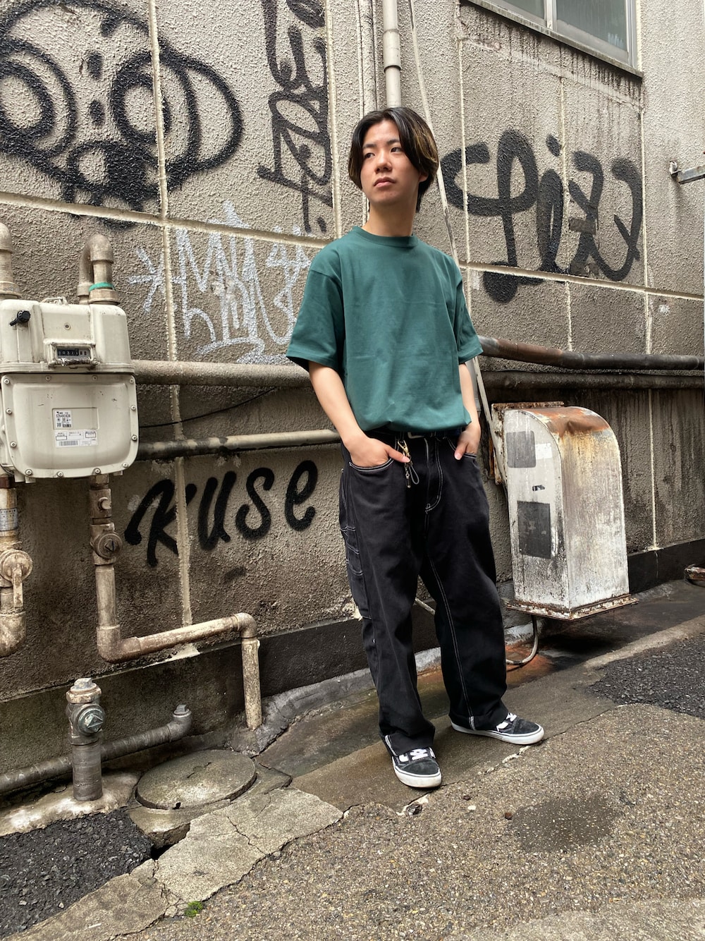 「AVIREX、休日スタイル、シンプル、シンプルコーデ、ラフ、春コーデ、春、Tシャツ、緑、グリーン、黒パンツ、ペインターパンツ、ファッションの力を信じよう」｜「AVIREXのビッグ ロゴ ルーズフィット Tシャツ 4 / S/S BIG LOGO LOOSE FIT T-SHIRT 4 / アヴィレックス / AVIREX（Tシャツ/カットソー、グリーン系）」を使った、INOUEさん（メンズ・164cm）の春コーディネートの1枚目の写真