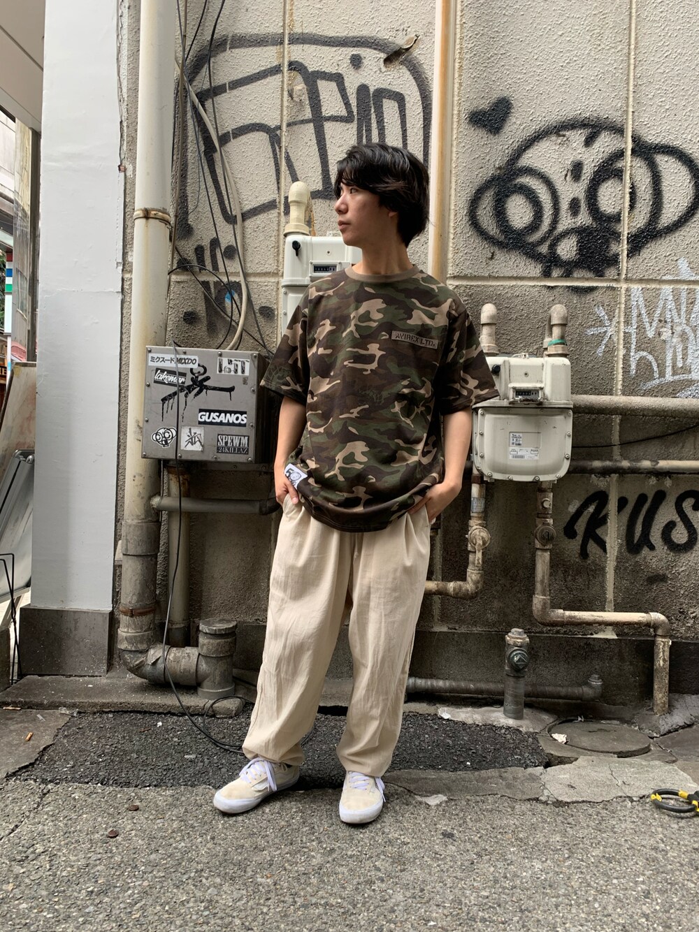 「AVIREX、夏、夏コーデ、低身長、低身長コーデ、シンプルコーデ、プロレスTシャツ、イージーパンツ、迷彩、迷彩柄、クリーム色、ファッションの力を信じよう」｜「AVIREXの【MILITARY GARMENTS】ユーティリティ イージー パンツ / UTILITY EASY PANTS / アヴィレックス / AVIREX（その他パンツ、ベージュ系）」を使った、INOUEさん（メンズ・164cm）の夏コーディネートの1枚目の写真