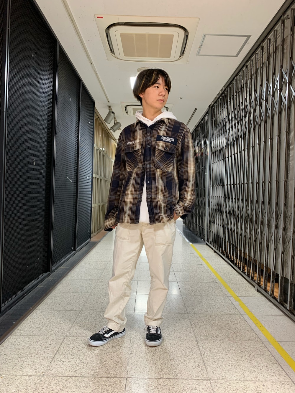 「AVIREX、休日スタイル、オトナカジュアル、重ね着、シャツスタイル、チェック、チェックシャツ、低身長、低身長コーデ、秋のコーデ、秋冬コーデ、パーカー、ホワイト、ファッションの力を信じよう」｜「AVIREXのチェックシャツ ハリケーン ハンター/L/S CHECK SHIRT HURRICANE HUNTER/アヴィレックス/AVIREX（シャツ/ブラウス、ブルー系）」を使った、INOUEさん（メンズ・164cm）の秋コーディネートの1枚目の写真