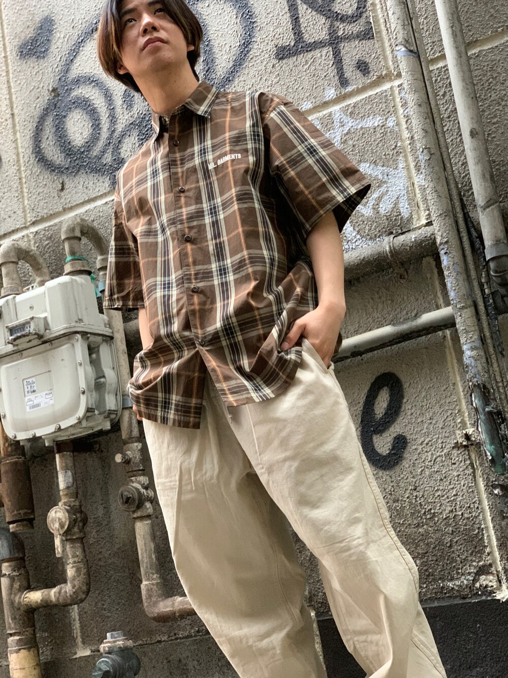「AVIREX、休日コーデ、休日スタイル、カジュアル、シャツスタイル、チェックシャツ、チェック、春コーデ、春カラー、低身長、イージーパンツ、ベージュ、ファッションの力を信じよう」｜「AVIREXのAVI-H.S/S BAGGY FIT（シャツ/ブラウス、ブラウン系）」を使った、INOUEさん（メンズ・164cm）の春コーディネートの1枚目の写真