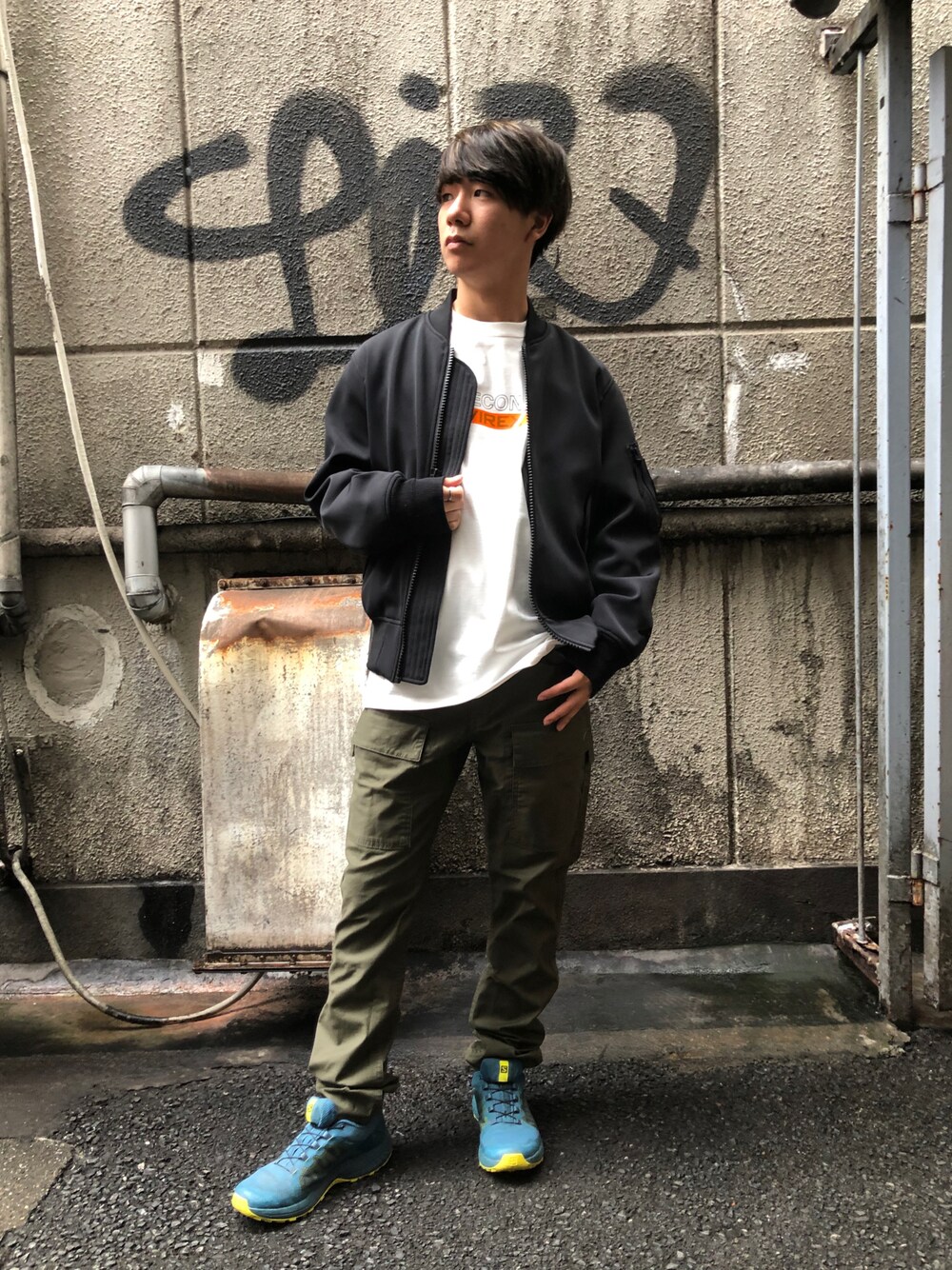 「AVIREX、秋のコーデ、秋服、ストリート、低身長コーデ、シンプルスタイル、ジャケット、MA-1、カーキ、黒、ロンT、白Tシャツ、ファッションの力を信じよう」｜「AVIREXの【AVIREX FLYER’S】ロングスリーブ Tシャツ リーコン / LS T-SHIRT RECON AF / アヴィレックス / AVIREX（Tシャツ/カットソー、ホワイト系）」を使った、INOUEさん（メンズ・164cm）の秋コーディネートの1枚目の写真