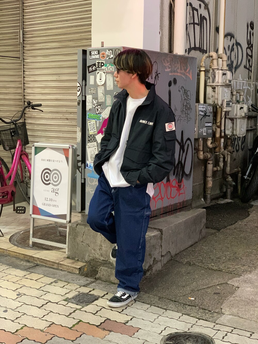 「AVIREX、休日スタイル、低身長コーデ、ストリートコーデ、カジュアルコーデ、ジャケット、ペインターパンツ、ジーンズ、サングラス、白Tシャツ、白、ネイビー、ファッションの力を信じよう」｜「AVIREXのavirex/アヴィレックス/サングラス/ボストン（サングラス、ブラウン系）」を使った、INOUEさん（メンズ・164cm）の冬コーディネートの1枚目の写真
