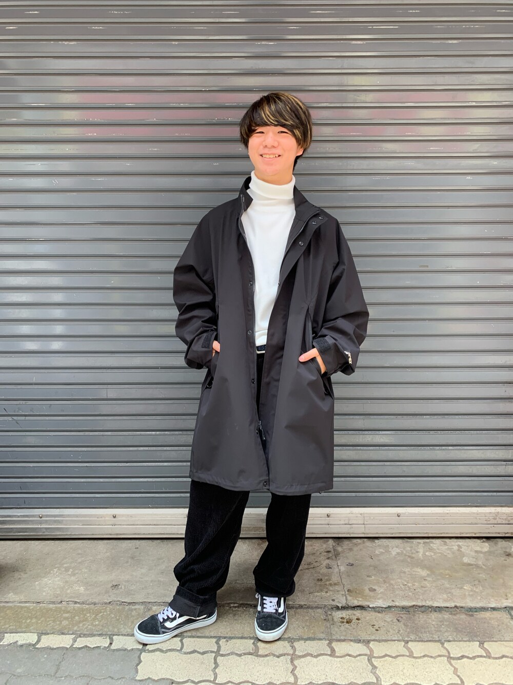 「AVIREX、SCHOTT、秋コーデ、秋服、カジュアルコーデ、きれいめカジュアル、大人カジュアル、黒、モノトーン、タックイン、黒パンツ、コート、ファッションの力を信じよう」｜「schottのLS HONEYCOMB TURTLENECK T-SHIRT/ハニカム タートルネックTシャツ（Tシャツ/カットソー、ホワイト系）」を使った、INOUEさん（メンズ・164cm）の秋コーディネートの1枚目の写真