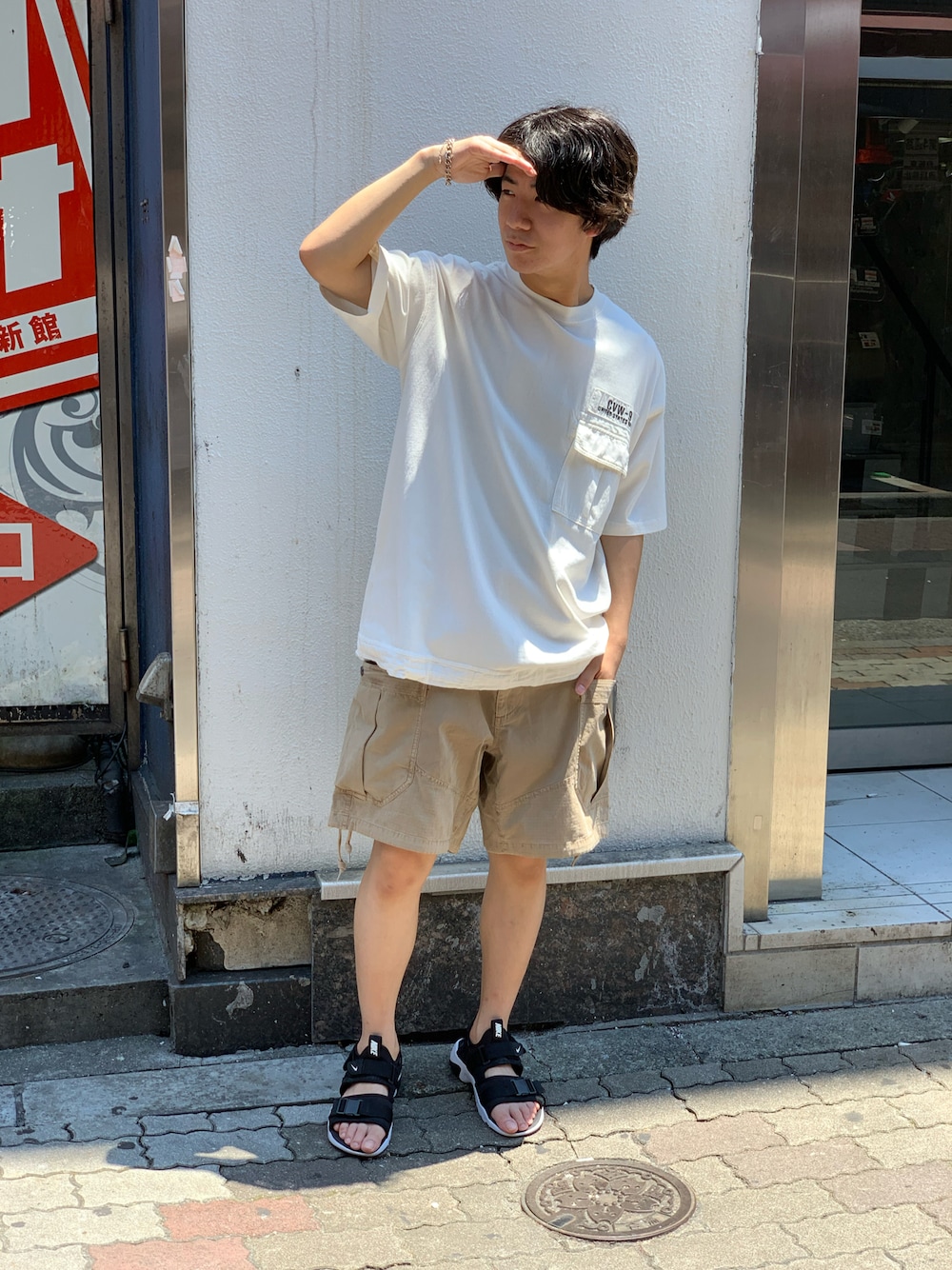 「AVIREX、夏コーデ、夏、低身長、低身長コーデ、シンプル、シンプルコーデ、ビッグT、白Tシャツ、短パン、カーキパンツ、サンダルコーデ、スポーツサンダル、ファッションの力を信じよう」｜「AVIREXのフェイド ウォッシュ ルーズ フィット ミリタリー ポケット Tシャツ / FADE WASH LOOSE FIT MILITARY POCKET T-SHIRTⅡ / アヴィレックス / AVIREX（Tシャツ/カットソー、ホワイト系）」を使った、INOUEさん（メンズ・164cm）の夏コーディネートの1枚目の写真