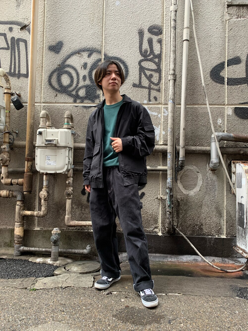 「AVIREX、シンプル、ラフ、はるコーデ、春コーデ、黒、ブラック、グリーン、Tシャツ、ジャケット、ペインターパンツ、ファッションの力を信じよう」｜「AVIREXのアヴィレックス ケーブ ジャケット / AVIREX CAVE JACKET（ブルゾン、ブラック系）」を使った、INOUEさん（メンズ・164cm）の春コーディネートの1枚目の写真