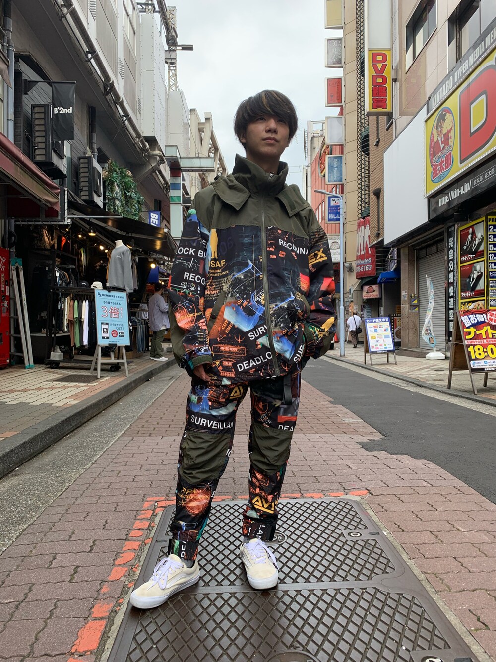 「AVIREX、秋服、秋のコーデ、セットアップ、MA-1、イージーパンツ、低身長、低身長コーデ、ストリート、ミリタリー、カーキ、カーキパンツ、ファッションの力を信じよう」｜「AVIREXの【WEB限定】ファイターフォト タイプ MA-1/FIGHTER PHOTO TYPE MA-1（ジャケット/アウター、その他）」を使った、INOUEさん（メンズ・164cm）の秋コーディネートの1枚目の写真