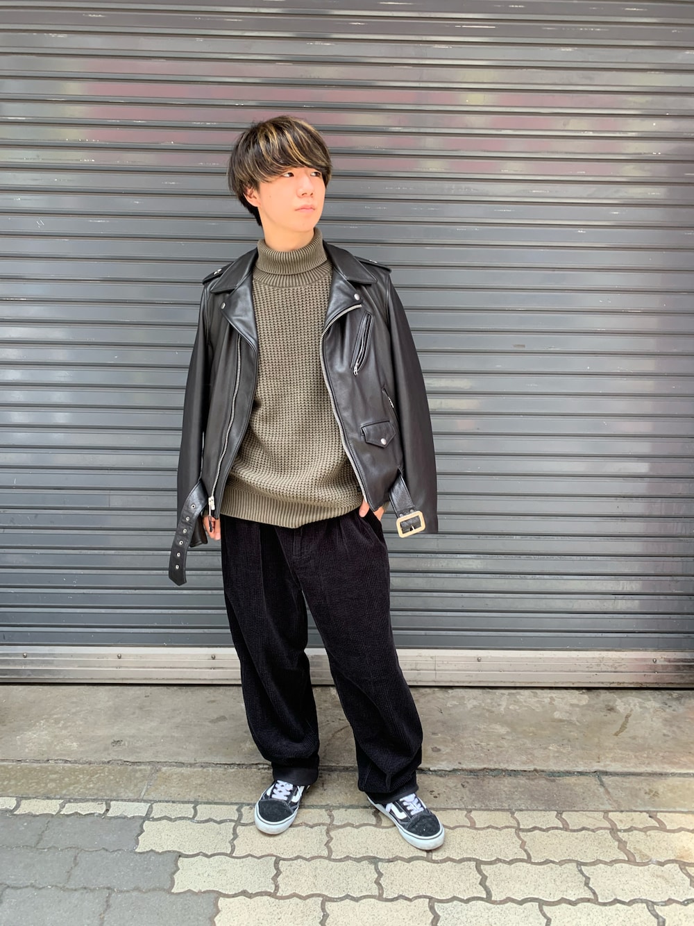 「SCHOTT、秋のコーデ、秋コーデ、大人コーデ、オトナカジュアル、カジュアル、低身長、低身長コーデ、レザージャケット、レザー、タートルネック、タートルネックニット、ニット、ベージュ、ファッションの力を信じよう」｜「schottの【直営限定】Schott/ショット/CORDUROY KITCHEN PANTS/コーデュロイ キッチンパンツ（その他パンツ、ブラック系）」を使った、INOUEさん（メンズ・164cm）の秋コーディネートの1枚目の写真