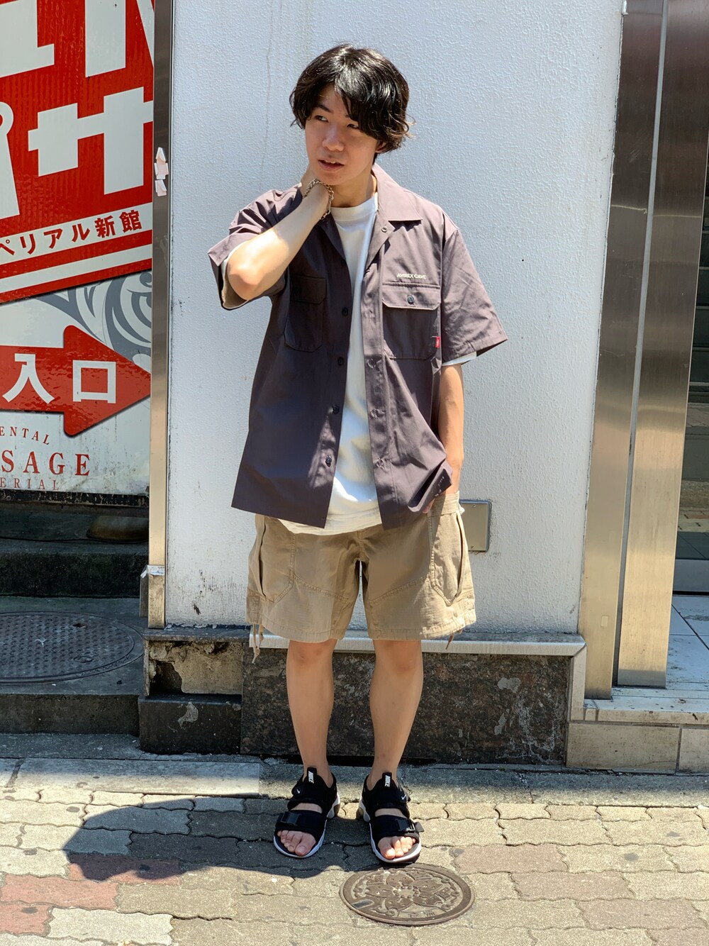 「AVIREX、夏コーデ、夏、低身長コーデ、低身長、シャツコーデ、シャツ、Tシャツ、白Tシャツ、短パン、ショートパンツ、スポーツサンダル、サンダル、ファッションの力を信じよう」｜「AVIREXのフェイド ウォッシュ ルーズ フィット ミリタリー ポケット Tシャツ / FADE WASH LOOSE FIT MILITARY POCKET T-SHIRTⅡ / アヴィレックス / AVIREX（Tシャツ/カットソー、ホワイト系）」を使った、INOUEさん（メンズ・164cm）の夏コーディネートの1枚目の写真
