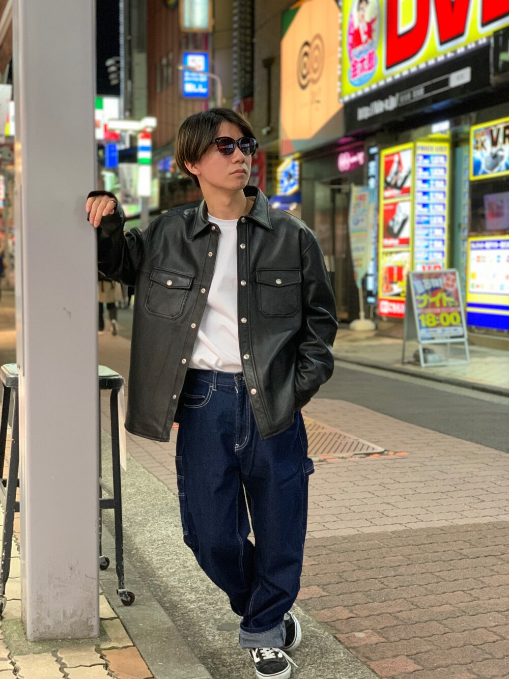 「AVIREX、SCHOTT、シンプルコーデ、ストリートコーデ、低身長コーデ、低身長、タックイン、ブラック、レザージャケット、シャツ、白Tシャツ、ジーンズ、サングラス、ファッションの力を信じよう」｜「AVIREXのアイテム（Tシャツ/カットソー、ホワイト系）」を使った、INOUEさん（メンズ・164cm）の冬コーディネートの1枚目の写真