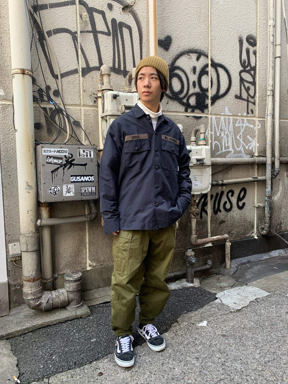 「AVIREX、タートルネック、シャツ、シャツスタイル、ネイビー、シンプルコーデ、重ね着、冬コーデ、冬、カーキ、カーキパンツ、ファッションの力を信じよう」｜「schottのLS HONEYCOMB TURTLENECK T-SHIRT/ハニカム タートルネックTシャツ（Tシャツ/カットソー、ホワイト系）」を使った、INOUEさん（メンズ・164cm）の冬コーディネートの1枚目の写真