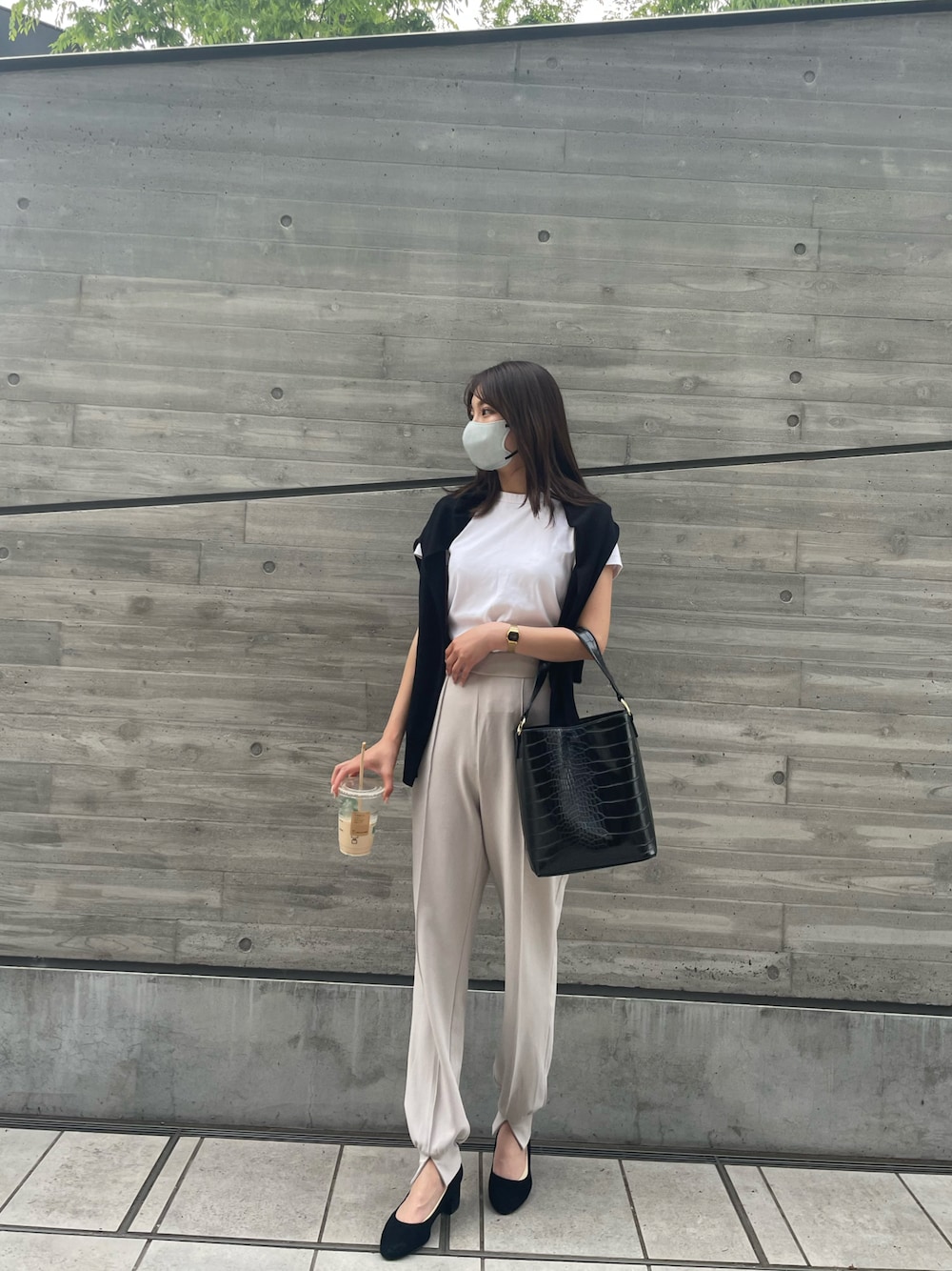 「大人カジュアル、休日スタイル、プチプラコーデ、シンプルコーデ、UNIQLO、グローバルワーク(GLOBAL WORK)」｜「GLOBAL WORKのアイテム（パンツ、ホワイト系）」を使った、cocoaさん（レディース・160cm）の春コーディネートの1枚目の写真