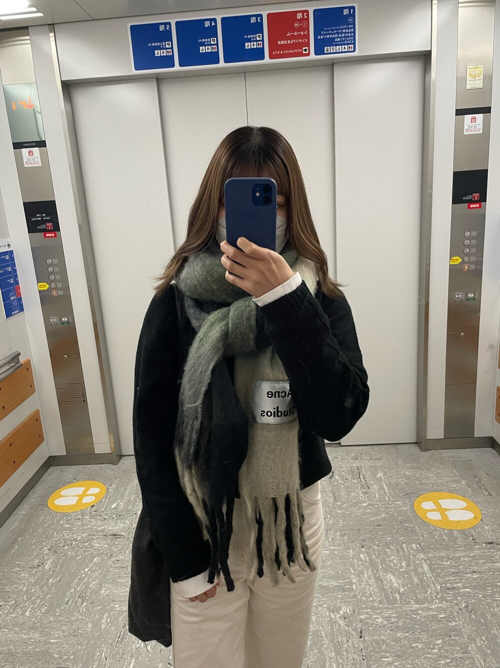 「ゆるコーデ、カジュアル、UNIQLO、ユニクロ」｜「UNIQLOのカシミヤクルーネックセーター（長袖）（ニット/セーター、ブラック系）」を使った、cocoaさん（レディース・160cm）の冬コーディネートの1枚目の写真