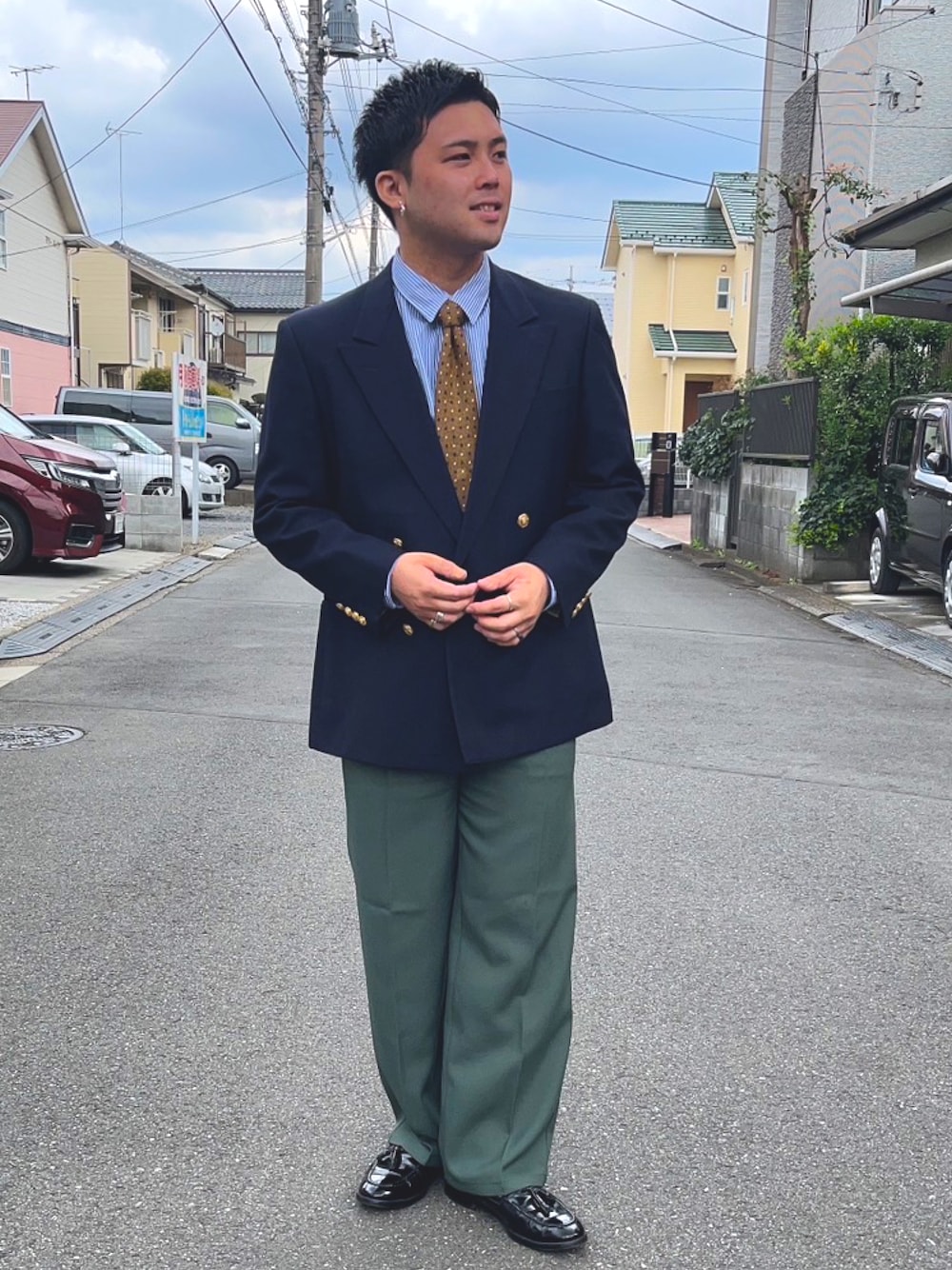 ブルー系のシャツ/ブラウス、ブルー系のジャケット/アウター、グリーン系のスラックスを着用したメンズの春コーディネートの1枚目の写真