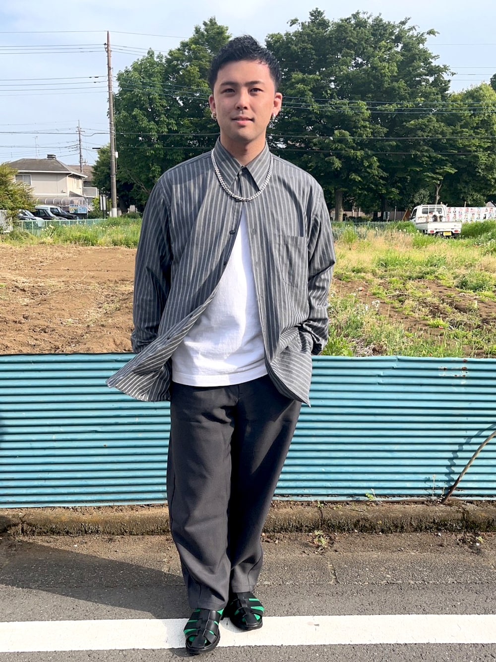 「グレー、ストライプシャツ、シンプルコーデ、春夏コーデ、大人カジュアル、休日コーデ、グリーン、春服、GU、プチプラ、サンダルに靴下、ワイドパンツ、白Tシャツ、キレイめ、オーバーサイズ」｜「BEAUTY&YOUTH UNITED ARROWSのBY グルカ シューズ ◆（サンダル、ブラック系）」を使った、Takeruさん（メンズ・168cm）の春コーディネートの1枚目の写真