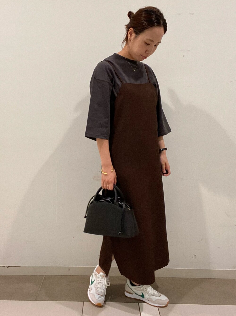 「シンプルコーデ、オトナカジュアル、夏コーデ、カジュアルコーデ、ワンピース、ラクチンコーデ、ママコーデ」｜「URBAN RESEARCH DOORSのトラペーズキャミソールワンピース（ワンピース、ブラウン系）」を使った、mtyk1020さん（レディース・159cm）の夏コーディネートの1枚目の写真