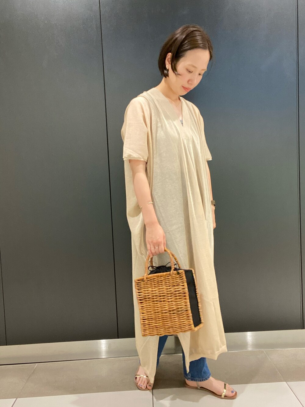 「カジュアルコーデ、大人カジュアル、きれいめカジュアル、ママコーデ、休日スタイル、ワンピース」｜「URBAN RESEARCH DOORSのカフタンニットワンピース（ワンピース、ベージュ系）」を使った、mtyk1020さん（レディース・159cm）の夏コーディネートの1枚目の写真