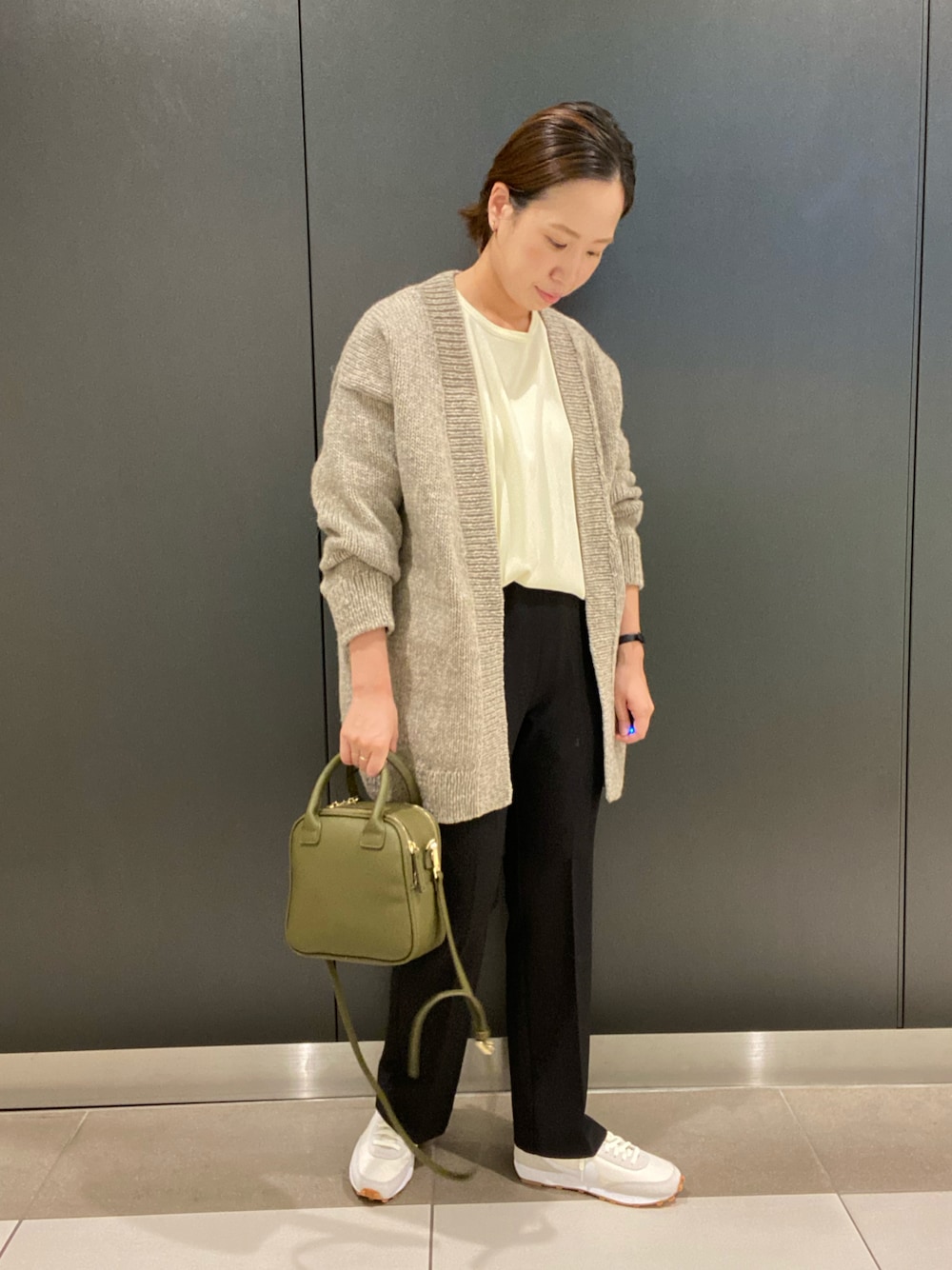 「秋コーデ、大人カジュアル、ラフ、カーディガン、スニーカー、フレアパンツ、URBAN RESEARCH DOORS」｜「URBAN RESEARCH DOORSのペルーニットカーディガン（カーディガン/ボレロ、グレー系）」を使った、mtyk1020さん（レディース・159cm）の秋コーディネートの1枚目の写真