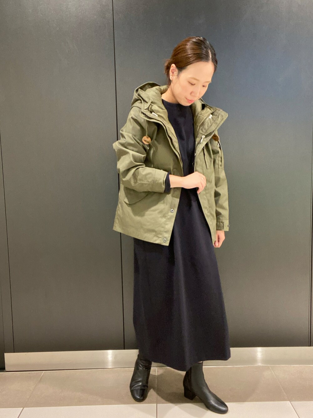 「ワンピース、ショートブーツ、大人カジュアル、ラフ、URBAN RESEARCH DOORS、秋コーデ、秋冬コーデ」｜「URBAN RESEARCH DOORSのダウンライナーマウンテンパーカー（マウンテンパーカー、グリーン系）」を使った、mtyk1020さん（レディース・159cm）の秋コーディネートの1枚目の写真