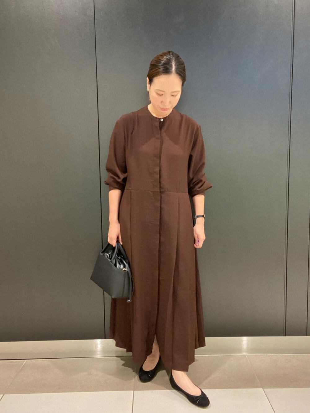 「ワンピース、大人カジュアル、ラクチンコーデ、URBAN RESEARCH DOORS、秋コーデ、秋冬コーデ」｜「URBAN RESEARCH DOORSのプリーツ切替ワンピース（ワンピース、ブラウン系）」を使った、mtyk1020さん（レディース・159cm）の秋コーディネートの1枚目の写真