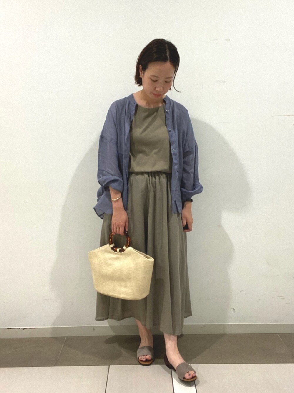 「カジュアル、ゆるコーデ、ママコーデ、シンプル、ロングワンピース、くすみカラー」｜「URBAN RESEARCH DOORSのコットンギャザーワンピース（ワンピース、ブラウン系）」を使った、mtyk1020さん（レディース・159cm）の夏コーディネートの1枚目の写真