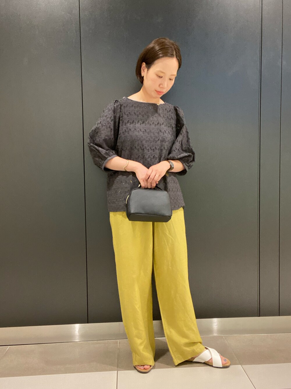 「カジュアルコーデ、大人カジュアル、きれいめカジュアル、カジュアル、ママコーデ、パンツスタイル」｜「URBAN RESEARCH DOORSのカット刺繍バルーンスリーブブラウス（シャツ/ブラウス、ブルー系）」を使った、mtyk1020さん（レディース・159cm）の夏コーディネートの1枚目の写真