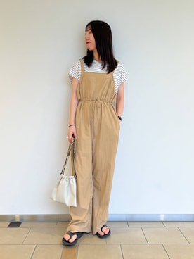 「アイテム（サロペット/オーバーオール、ベージュ系）」を使った、くろみーさん（レディース・168cm）の秋コーディネート