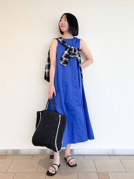 「ITEMS URBANRESEARCH（アイテムズ アーバンリサーチ）の『イージーケア』テントシルエットワンピース（ワンピース、ブルー系）」を使った、くろみーさん（レディース・168cm）の夏コーディネート