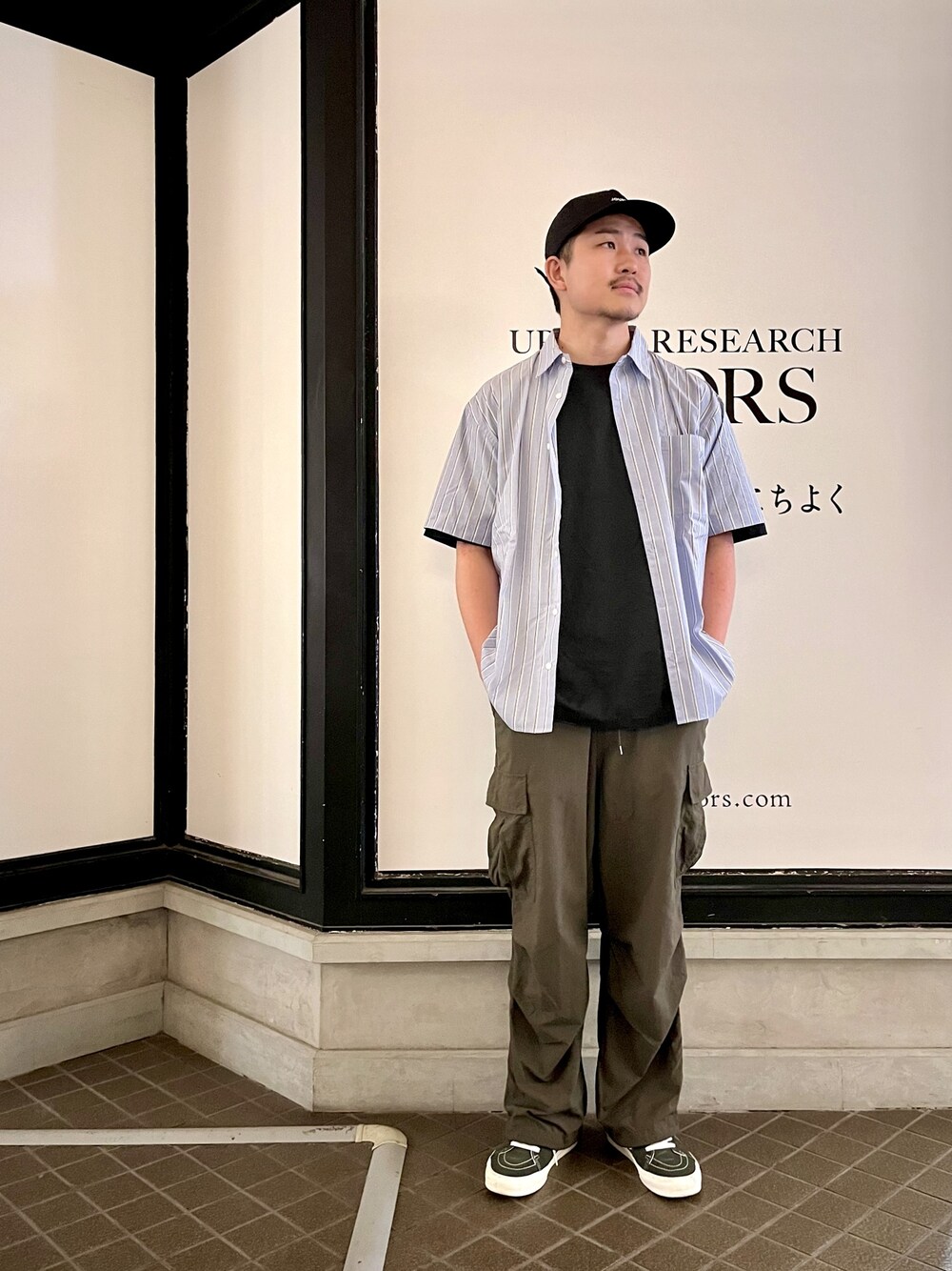 「即戦力ブラウスコーデ、レイヤードスタイル、カーゴパンツ、柄シャツ、キャップ、ストライプシャツ、リネンＴシャツ、VANS、ヘインズ」｜「URBAN RESEARCH DOORSのストライプレギュラーカラーショートスリーブシャツ（シャツ/ブラウス、ブルー系）」を使った、R.Tsujiyamaさん（メンズ・175cm）の夏コーディネートの1枚目の写真