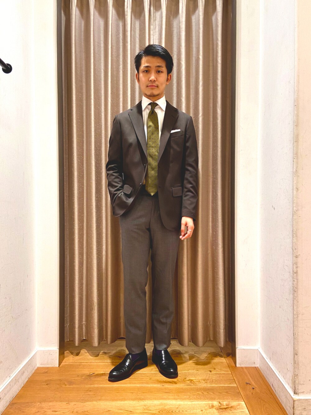「ジャケット、白シャツ、ローファー、ブラウン、革靴、ビジネススタイル、ジャケパン、URBAN RESEARCH DOORS MENS、秋コーデ、LIFESTYLETAILOR」｜「URBAN RESEARCH DOORSのLIFE STYLE TAILOR　21AW国内タイ小紋1（ネクタイ、グリーン系）」を使った、R.Tsujiyamaさん（メンズ・175cm）の夏コーディネートの1枚目の写真
