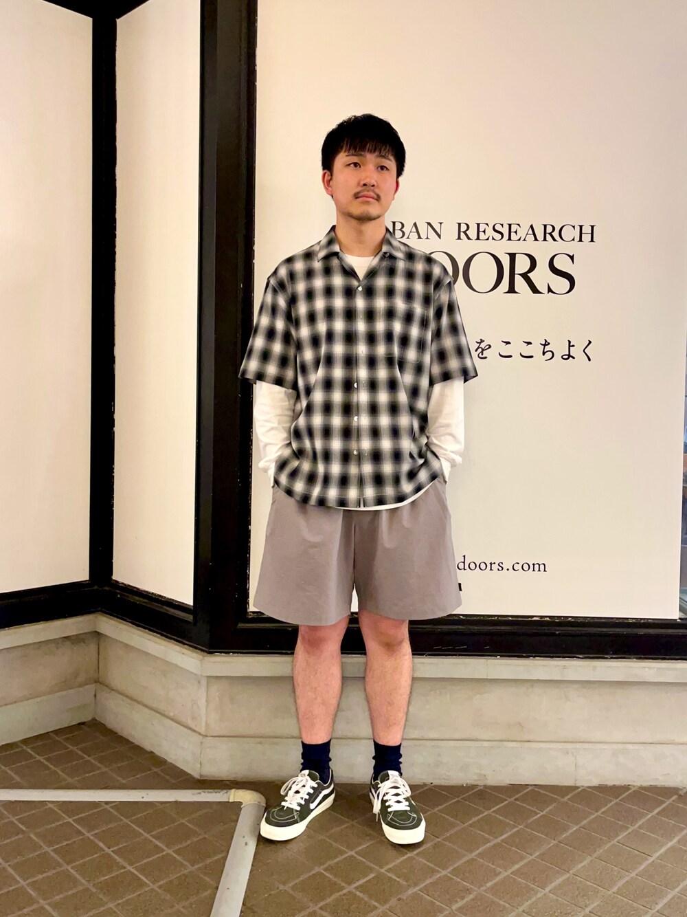 「最旬夏の快適スタイル、フェススタイル、シャツ好き集まれ、ショーツ、長袖、チェック、オープンカラーシャツ、VANS、FORK&SPOON、EKAL」｜「EKALの『通気性/速乾』EASY BREEZY  WIDE SHORTS（その他パンツ、グレー系）」を使った、R.Tsujiyamaさん（メンズ・175cm）の夏コーディネートの1枚目の写真