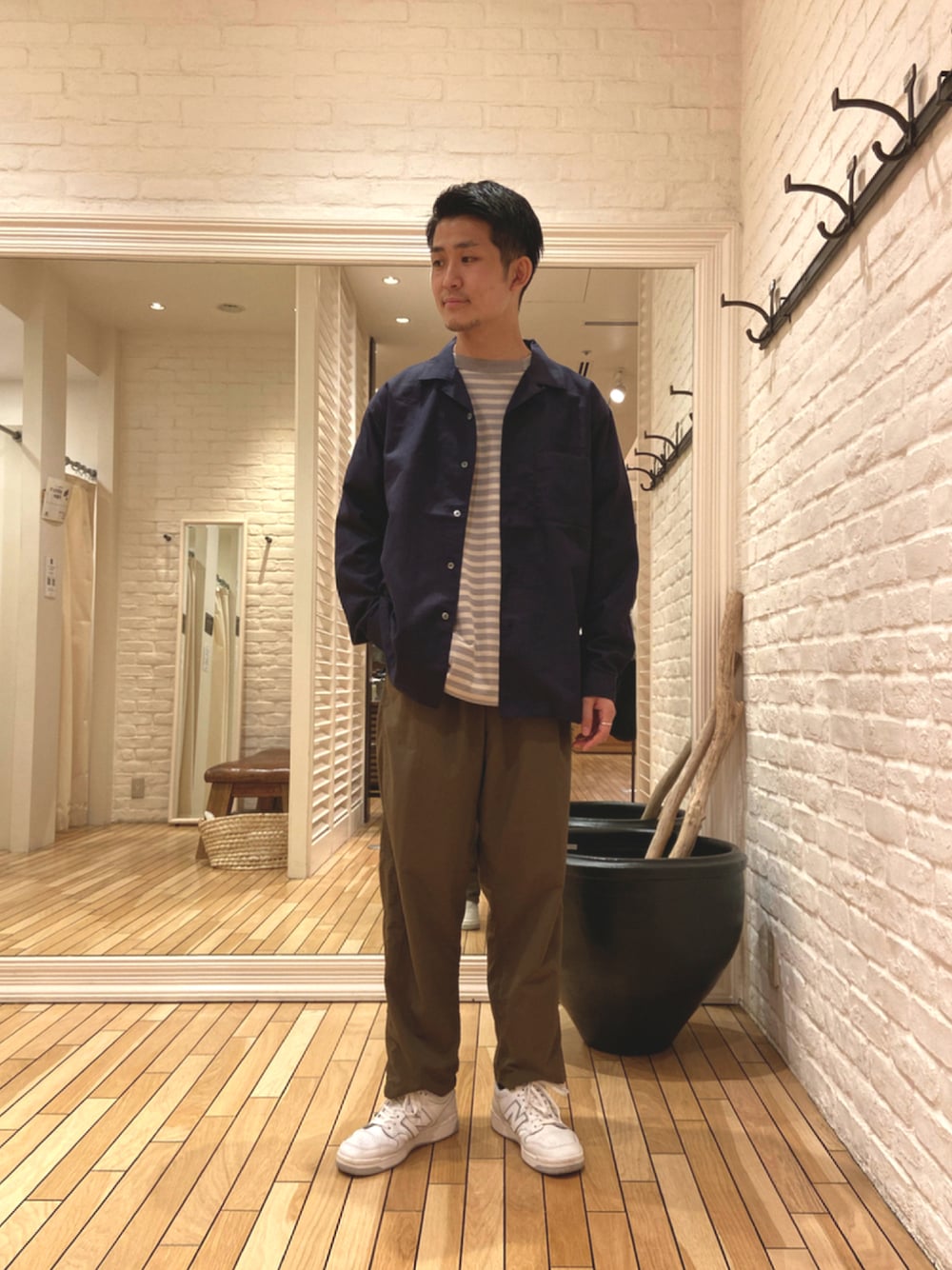 「ボーダー、New Balance、秋のコーデ、FORK&SPOON、休日コーデ、アーバンリサーチドアーズ、オープンカラーシャツ、BURLAP OUTFITTER、アーバンリサーチドアーズメンズ、秋トレンド2021」｜「URBAN RESEARCH DOORSのパナマオープンカラーシャツ（シャツ/ブラウス、ブルー系）」を使った、R.Tsujiyamaさん（メンズ・175cm）の夏コーディネートの1枚目の写真