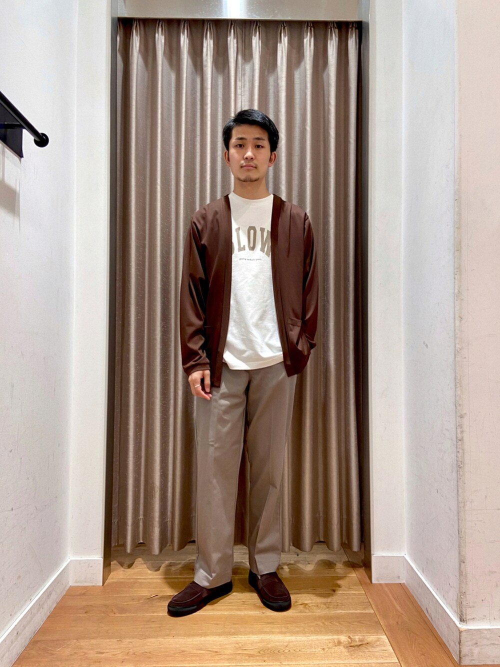 「シンプル、ローファー、ブラウン、革靴、キレイめ、プリントT、ストレートパンツ、ベージュコーデ、URBAN RESEARCH DOORS MENS、秋トレンド2021」｜「URBAN RESEARCH DOORSのラバーメッシュベルト（ベルト、グレー系）」を使った、R.Tsujiyamaさん（メンズ・175cm）の夏コーディネートの1枚目の写真