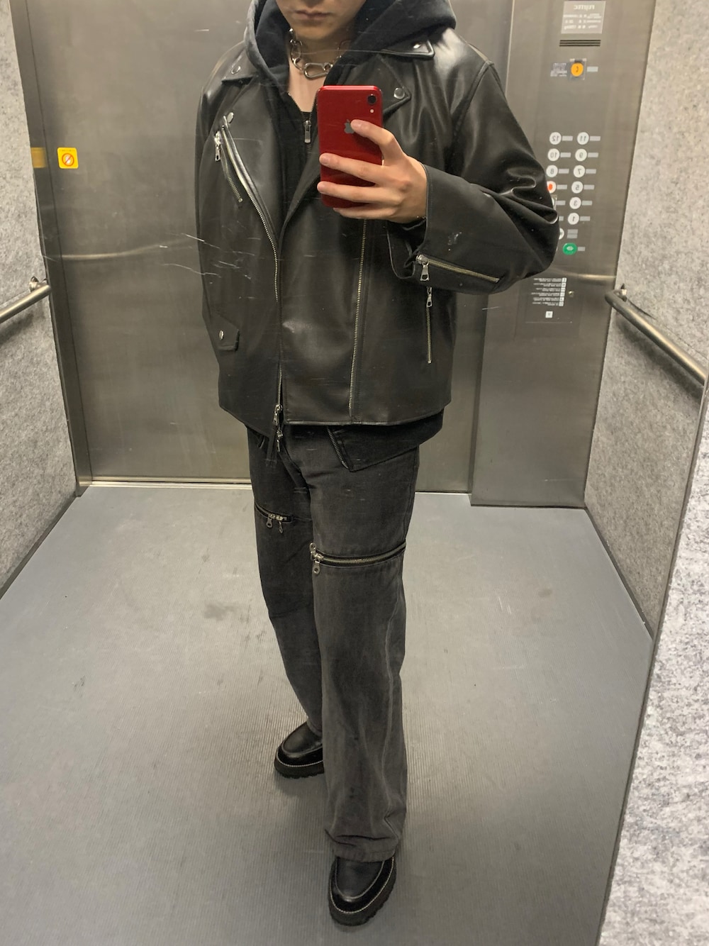 「ライタースジャケット、ジップパーカ」｜「CLELの【CLEL】2way Rider's Jacket/合皮 2wayライダースジャケット（ライダースジャケット、グレー系）」を使った、Rさん（メンズ・167cm）の冬コーディネートの1枚目の写真