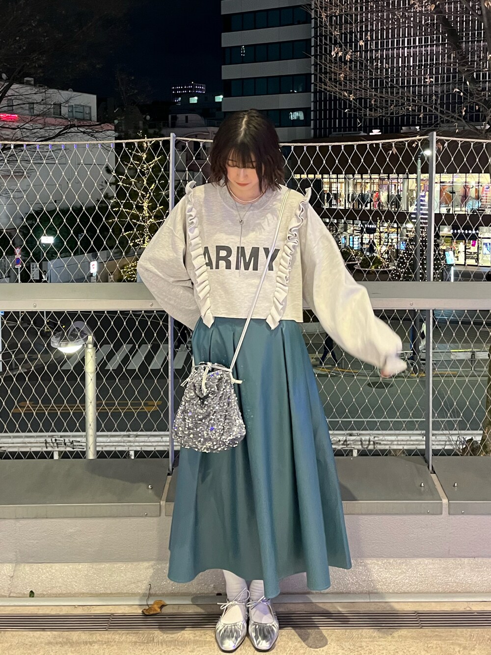 「スウェット、リメイク、リメイク古着、古着MIX、古着、ロングスカート、スパンコール、シルバーバッグ、ファッションを楽しもう、プチプラ、しまむら、シルバーシューズ、冬コーデ、レザースカート、いいね、save、フォローお願いします🤑」｜「古着のアイテム（スウェット、グレー系）」を使った、manaさん（レディース・166cm）の冬コーディネートの1枚目の写真