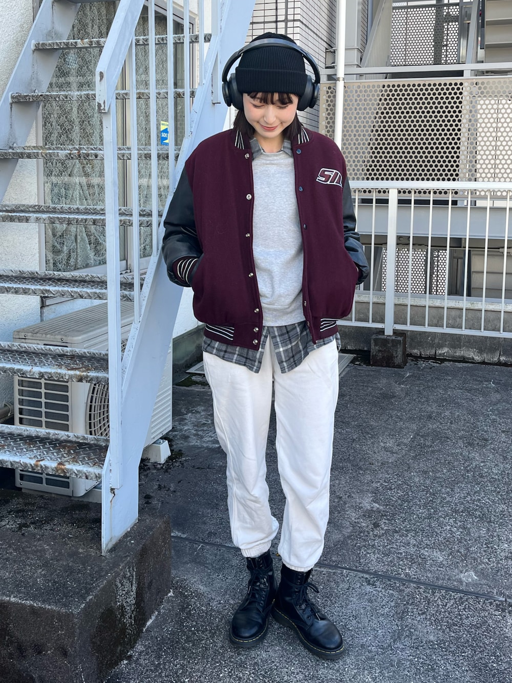 「レイヤードスタイル、スタジャン、ビーニー、ニット帽、チェックシャツ、ストリートMIX、ストリートカジュアル、ブーツ、ドクターマーチン、スウェット、スウェットパンツ、オトナカジュアル、スウェットシャツ、プチプラ、古着MIX」｜「GUのアイテム（スウェットパンツ、ホワイト系）」を使った、manaさん（骨格ナチュラル・レディース・166cm）の冬コーディネートの1枚目の写真